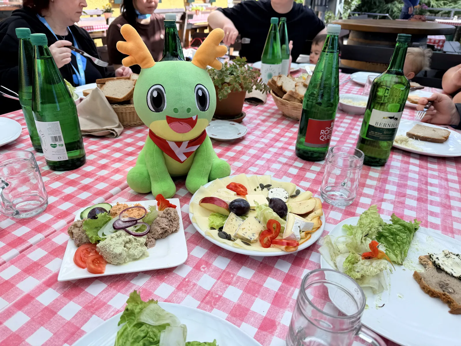 Konqi feeling much better, having some noms!